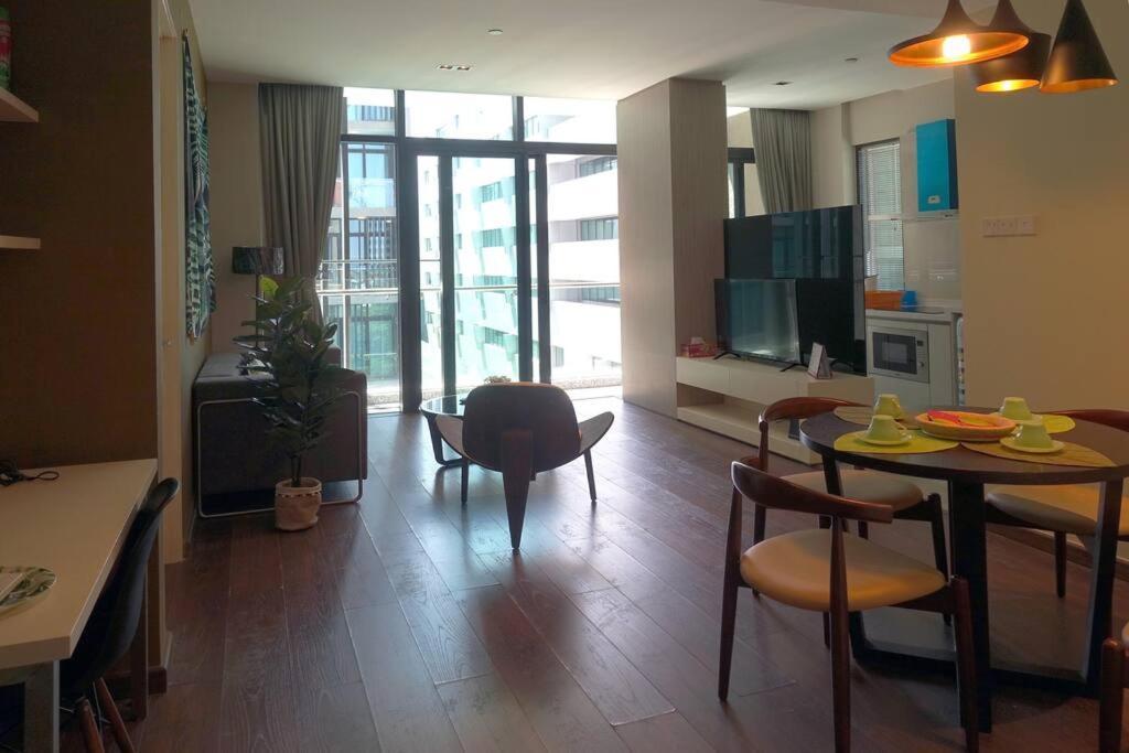 Apartemen Deluxe 2-bedroom & 2 Bathroom Corner Oasis At Riverson Soho Opposite Imago Shopping Mall *
