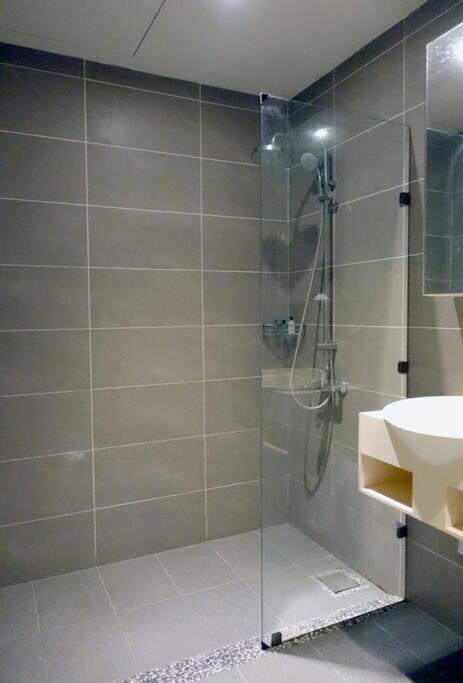 Deluxe 2-bedroom & 2 Bathroom Corner Oasis At Riverson Soho Opposite Imago Shopping Mall Apartemen